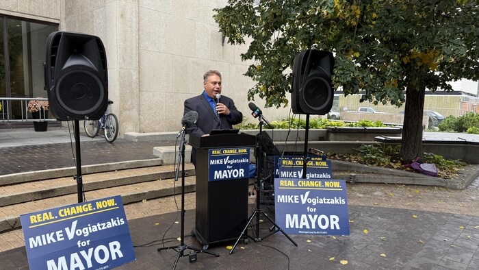Mike Vogiatzakis parle devant l'hôtel de ville
