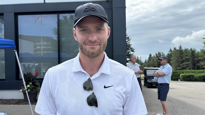 Mikhaïl Grigorenko prend la pose pour une photo.