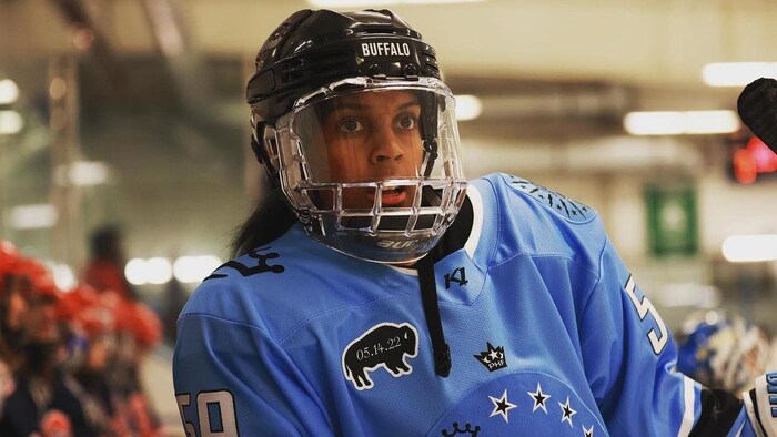 Mikyla Grant-Mentis avec son uniforme de hockey.