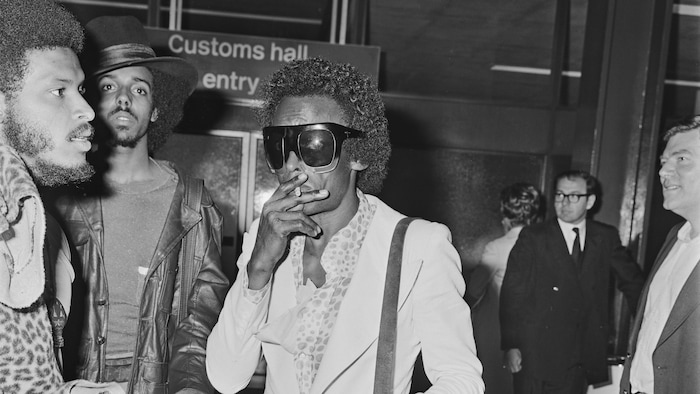 Le musicien fume dans un aéroport. 