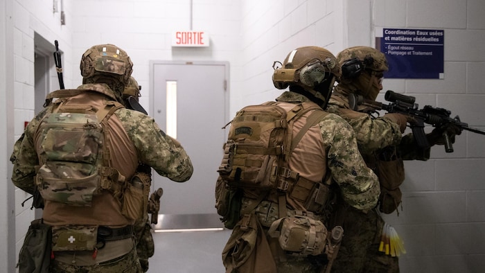 Des soldats.