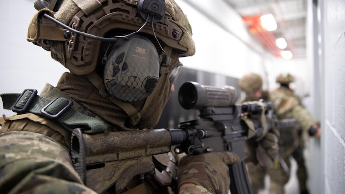 Un soldat de côté.