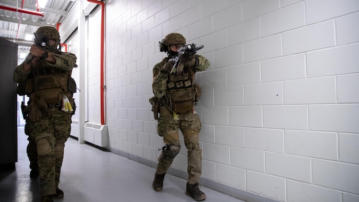 Des militaires.