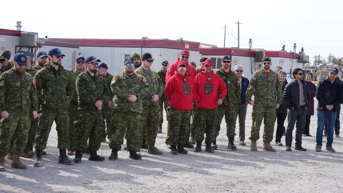 Groupe de militaires dehors, le 24 avril 2024, à Yellowknife.