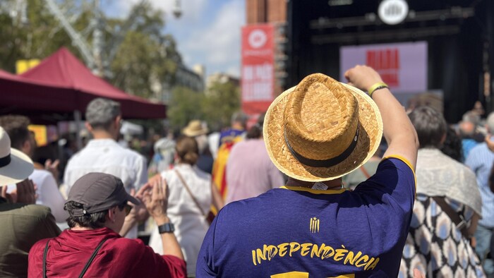Un militant indépendantiste dans le cadre d'une fête, à Barcelone.