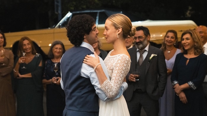 Los actores Neil Elias y Rose-Marie Perreault bailan frente a un grupo de personas en una boda.