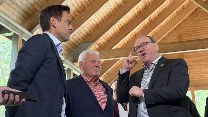 Le chef libéral en discussion avec un élu local, 