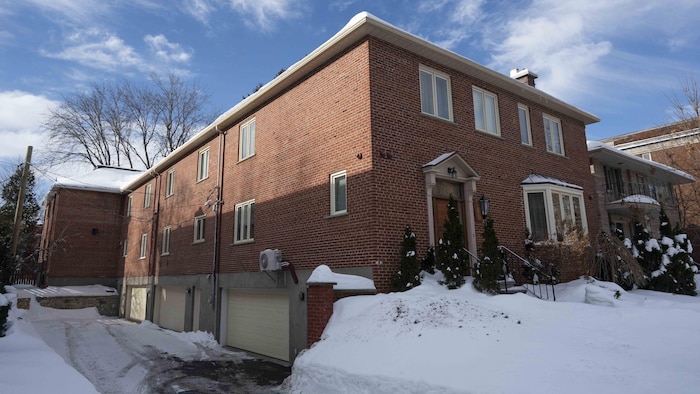 Une maison de briques.