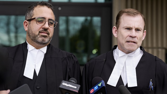 Nabeel Sheiban et Monte MacGregor s’adressent aux médias devant le palais de justice de Milton.