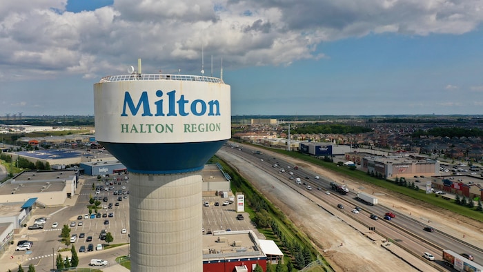 La tour d'eau de Milton avec l'autoroute 401 et la ville en arrière-plan.