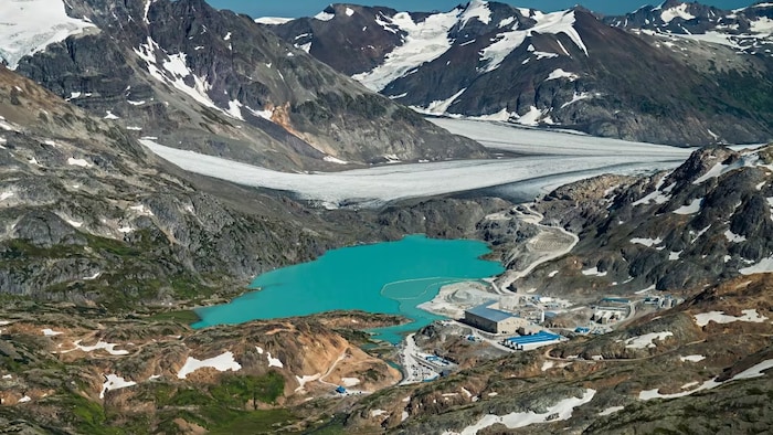 Une mine entourée de glaciers et de montagnes. 