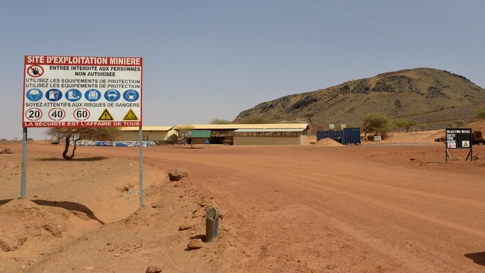 L'entrée de l'énorme mine de manganèse de Tambao, dans le nord du Burkina Faso,, où a été enlevé un employé roumain, Iulian Ghergut, qui est toujours détenu par des djihadistes depuis son enlèvement en avril 2015.