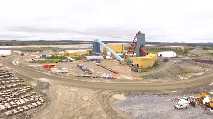 Une photo des installations de la mine vues de haut.