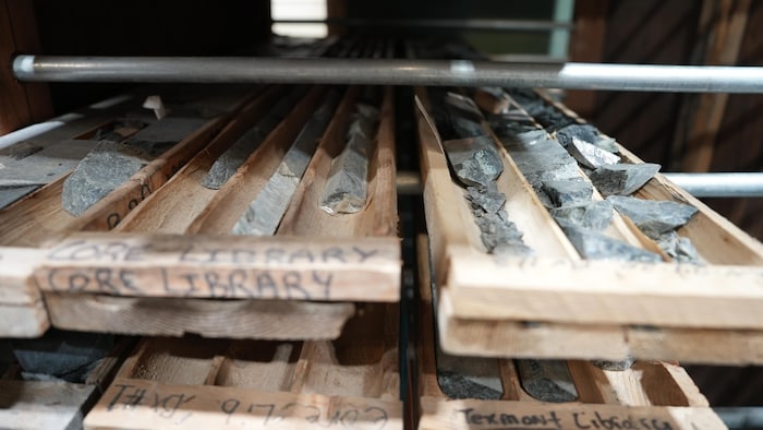 Des minerais sur des étagères.
