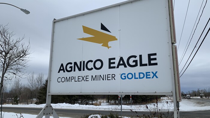 L'entrée de la mine Goldex, avec l'affiche de la compagnie Agnico Eagle à l'avant-plan.