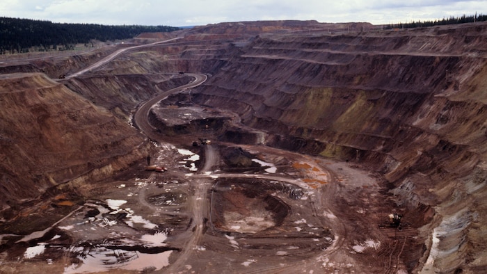 Mine de fer à ciel ouvert de l'Iron Ore à Schefferville, en 1977.