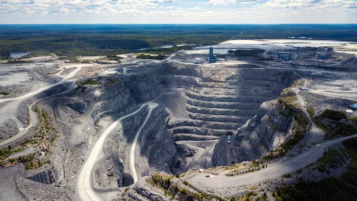 Une mine installée dans un endroit plat inhabité.