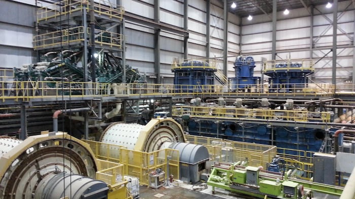 Vue de haut des installations dans l'usine.