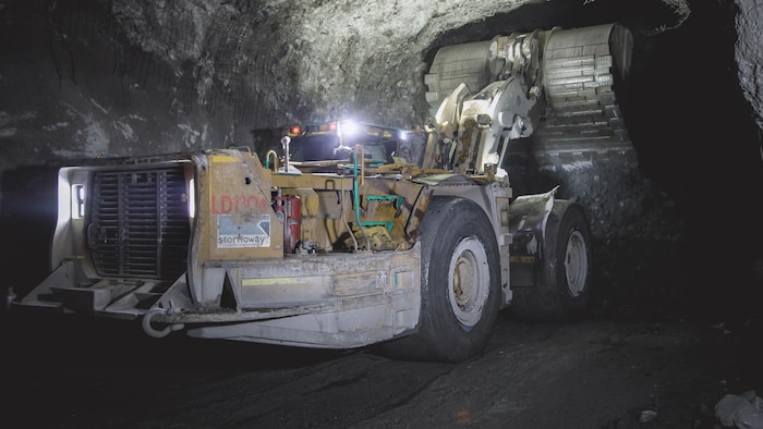 Une machine de type Scoop fonctionne dans une mine souterraine.