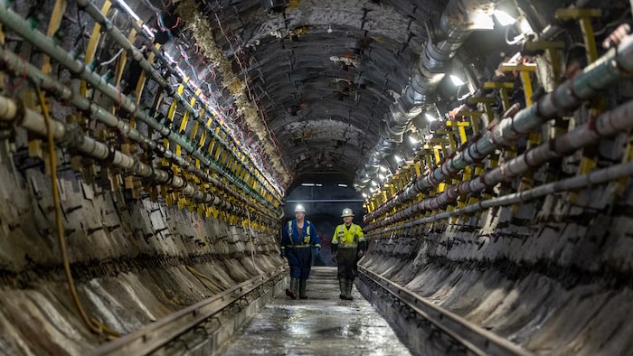 Deux mineurs dans un tunnel de la mine de Cygar Lake, en Saskatchewan, le 15 juin 2026.