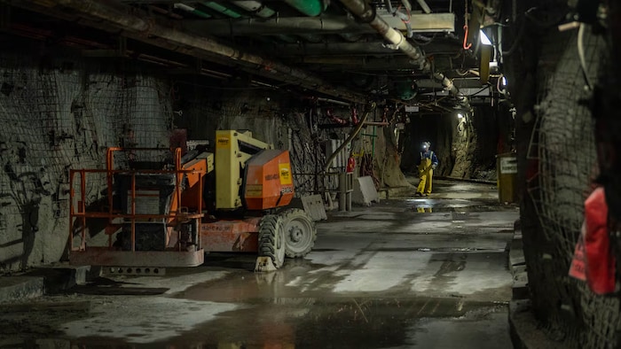 Un mineur dans un tunnel de la mine de Cigar Lake en Saskatchewan, le 15 juin 2026.