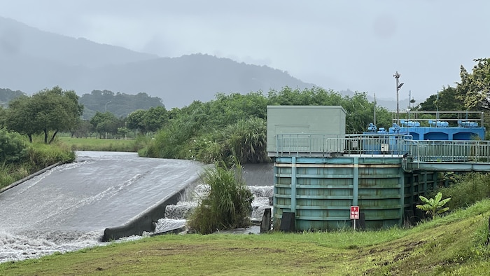 La mini-centrale hydroélectrique est située au bord de la rivière, au milieu des montagnes.