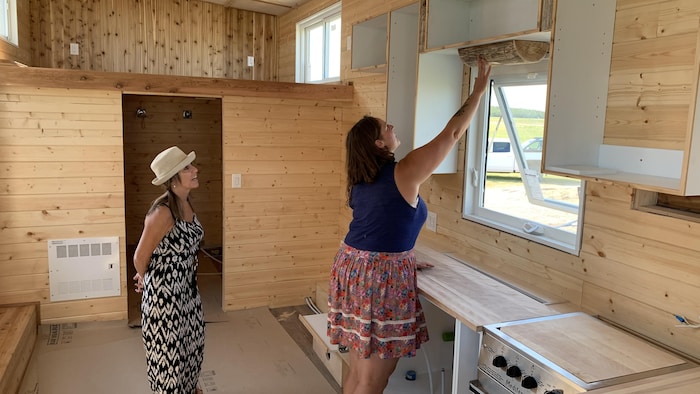 Marsha Shack dans sa mini-maison en construction, accompagné de Lornel Mitchell de FRC Tiny Homes.