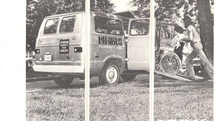 Une publicité de Minibus Forest, avec une personne poussant une autre dans un fauteuil roulant à bord d'une fourgonnette.