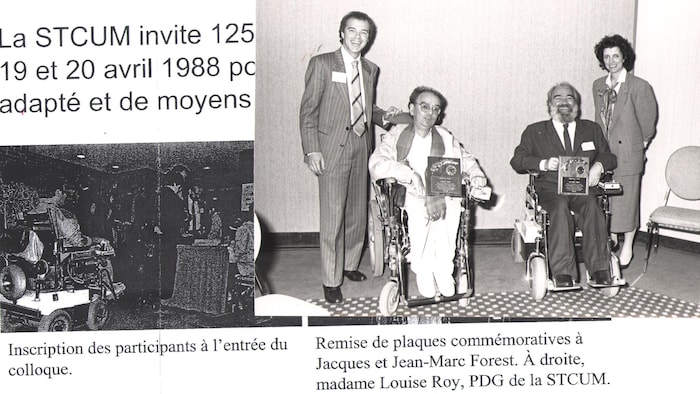 Une photo d'archives à côté d'un article de journal montrant les deux frères en fauteuil roulant, entouré d'un homme et une femme.