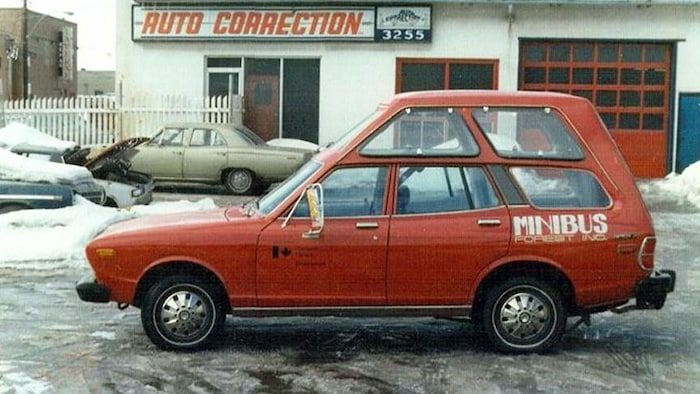 Une photo d'archive d'une voiture aménagée avec un toit surélevé sur un stationnement enneigé.