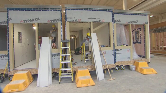 Trois minimaisons en construction.