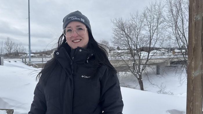 Nathalie Girard pose dehors en hiver.