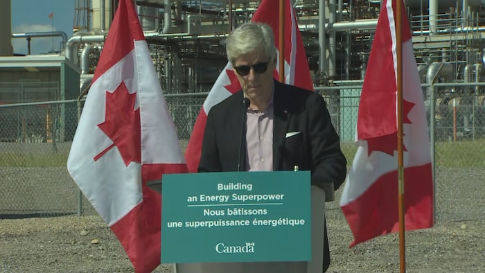 Le ministre de l’Énergie et des Ressources naturelles, Tim Hodgson, en conférence de presse.
