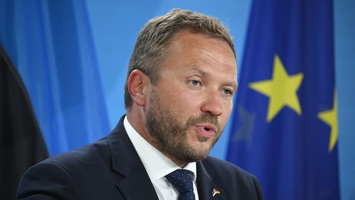 Margus Tsahkn parle en conférence de presse.