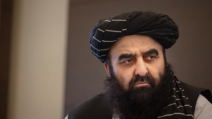 Amir Khan Muttaqi s'adresse aux médias.