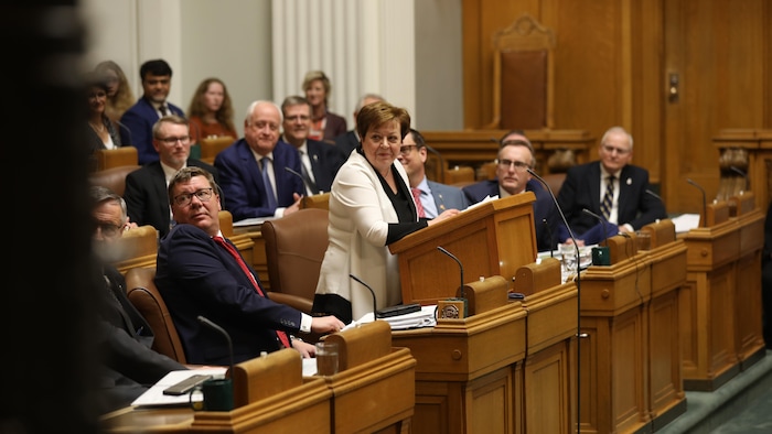 La ministre des Finances de la Saskatchewan, Donna Harpauer, avec le premier ministre, Scott Moe.