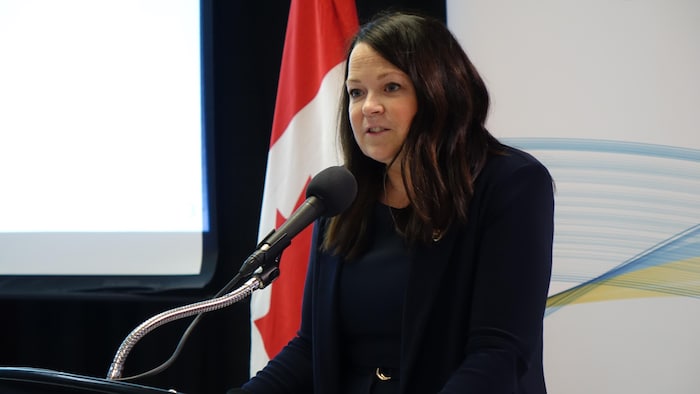 La ministre parle au micro.