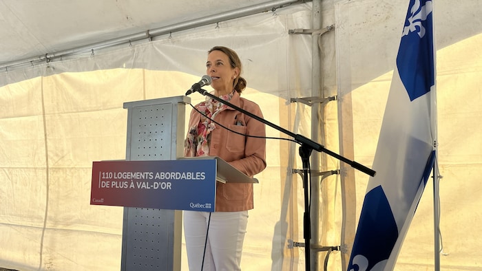 La ministre responsable de l’Habitation, France-Élaine Duranceau, de passage à Val-d'Or.