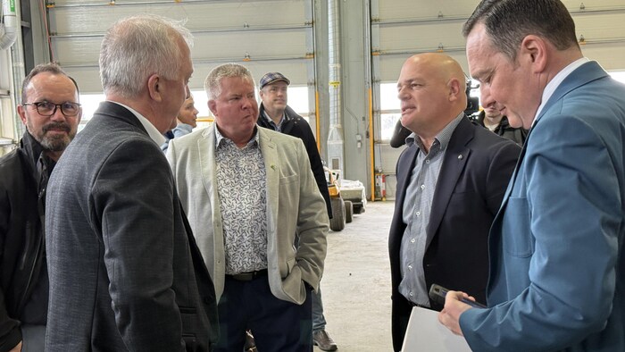 Le ministre Jonatan Julien en pleine discussion avec plusieurs personnes. 