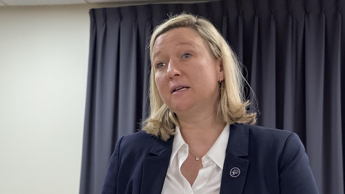 Maïté Blanchette Vézina s'adresse à son auditoire. 