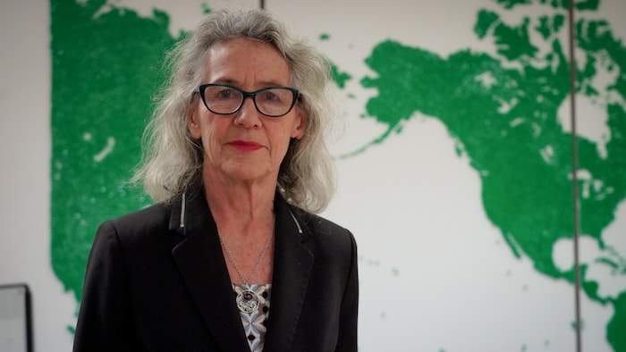 Joyce Murray devant une carte du monde.