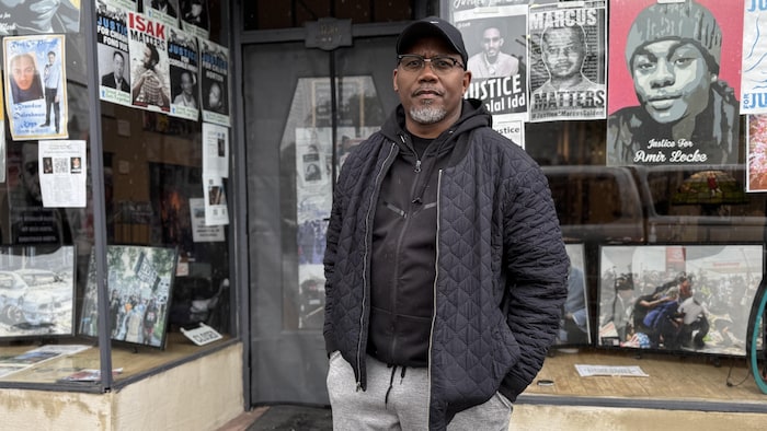 Le photographe King Demetrius Pendleton devant son studio à Minneapolis.