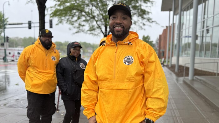 Muhammad Abdul-Ahad, de l'organisme Touch Outreach, un groupe de prévention citoyenne de la criminalité dans la rue, avec son équipe dans les rues de Minneapolis.