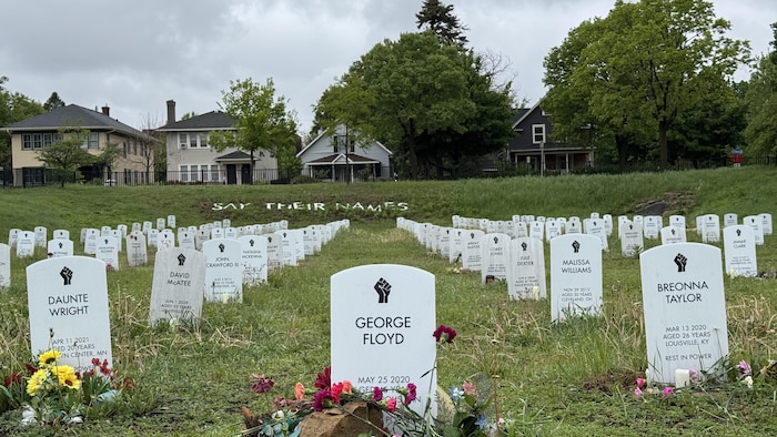 Un cimetière improvisé près de l'endroit du meurtre de George Floyd avec les noms de victimes de brutalité policière aux États-Unis.