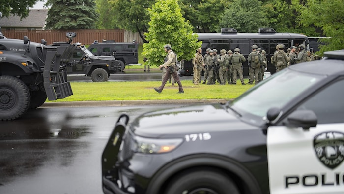 Une vingtaine de policiers déployés dans un quartier résidentiel avec des véhicules blindés.