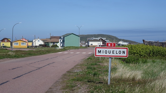 Une affiche indique Miquelon à l'entrée du village. 
