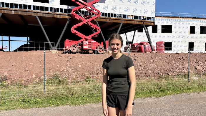 Mireille Bernard devant le chantier de l'école