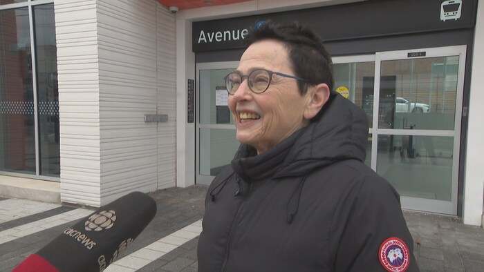 Miriam Grushka devant une station du train léger Eglinton Crosstown en entrevue. 