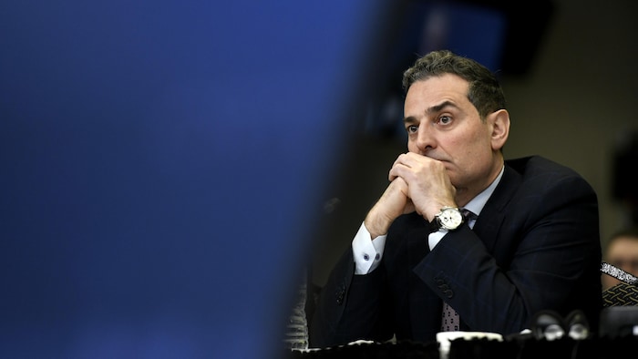 Mirko Bibic, assis à une table, le menton posé sur les mains.