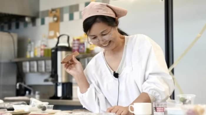 Misao en train de réaliser ses pâtisseries.